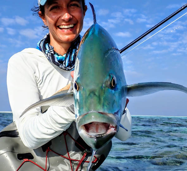Mädels fangenb Bluefin Trevally mit der Fliege